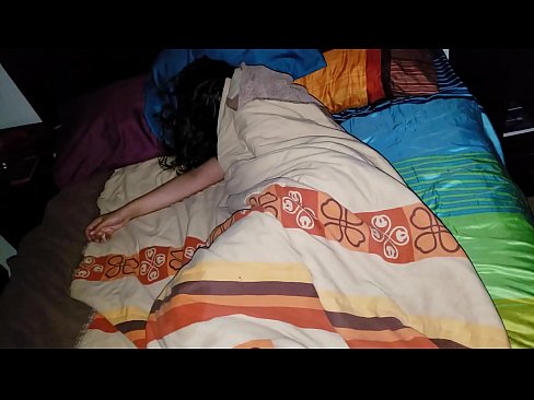❤️ ස්ටේප්සන් තම තරුණ සුළු මව නිදා සිටියදී ඇයට බැණ වදියි. ❤❌ Sluts අප වෙත  ﹏